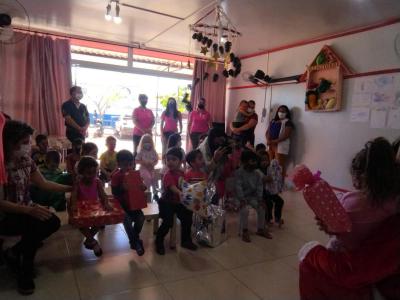 Núcleo Feminino Coprossel e CEMEI Sementinha do Saber levam alegria no Natal das Crianças da Escola